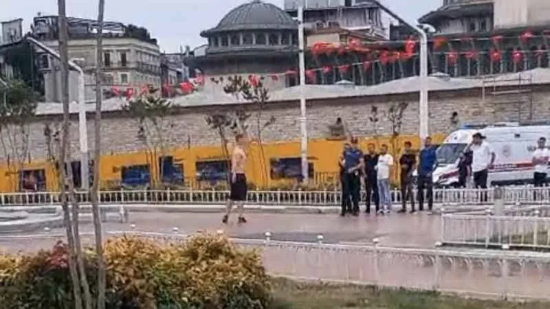 Taksim Meydanı’nda bıçakla kendini rehin aldı