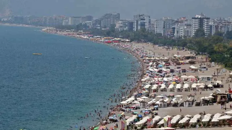 Antalya'ya bayramda tatilci yağdı, rakam beklenenin iki katı oldu