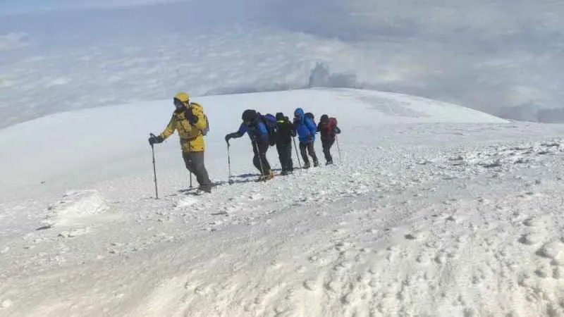 Yabancı turistler Ağrı Dağı zirvesinde