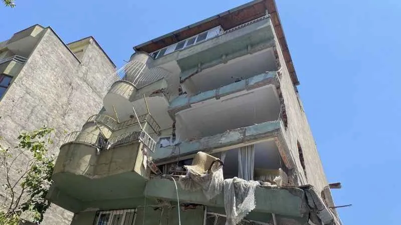 Depremde arkaya eğim alan apartman mahalleliyi tedirgin ediyor