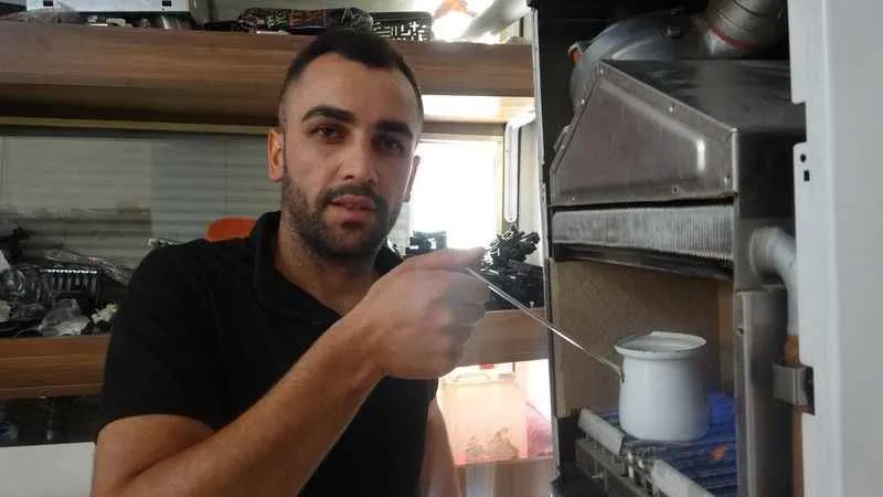 Kombi ustasının test yöntemi görenleri hayrete düşürüyor