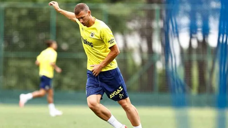 Fenerbahçe'nin yeni transferi Edin Dzeko ilk antrenmanına çıktı