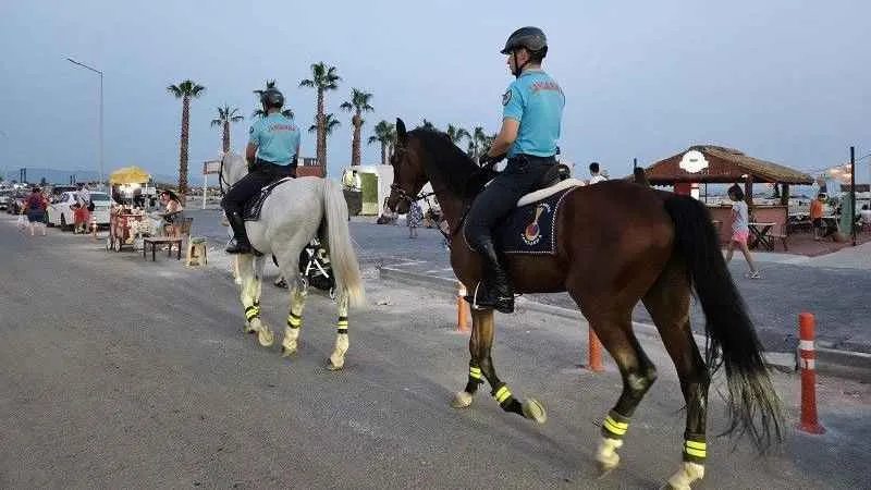Ayvalık’ta atlı jandarmalar görev yapıyor