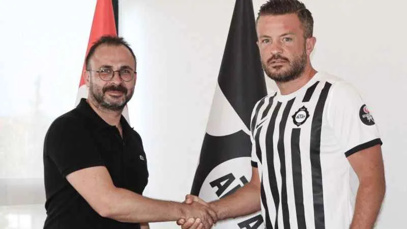 Altay’da Ceyhun Gülselam ve Özgür Özkaya’nın sözleşmeleri uzatıldı