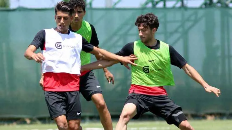 Antalyaspor Burdur'daki kamp çalışmalarını çift antrenmanla sürdürüyor