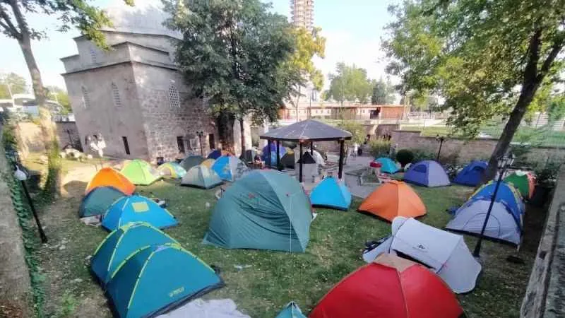 Otellerde yer bulamayan güreş sevdalıları, meydanlarda çadırlarda uyudu