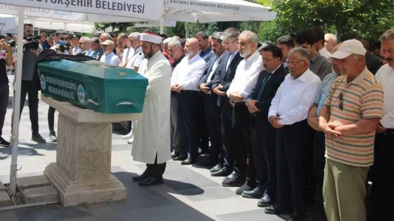 Eski Bakan Yıldız'ın babası toprağa verildi