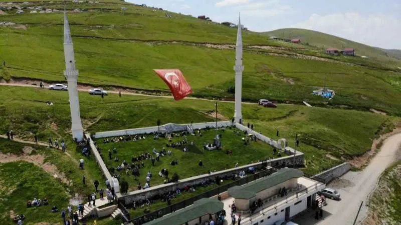 562 yıldır çimen üzerinde Cuma namazı kılınıyor