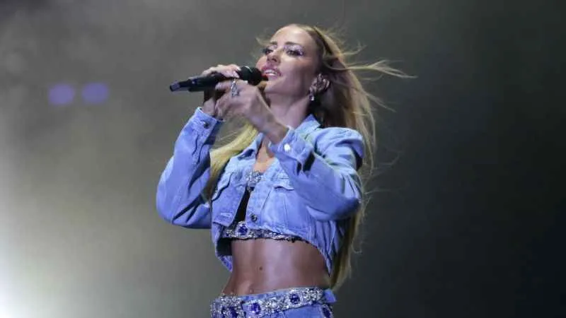 Derya Uluğ yeni albüm müjdesini sahneden verdi