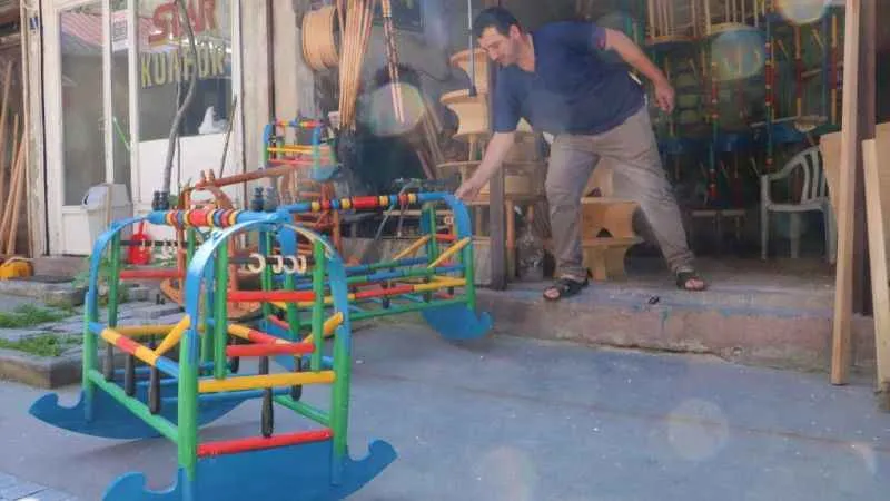 Ahşap beşik yeni nesil beşiklere direniyor