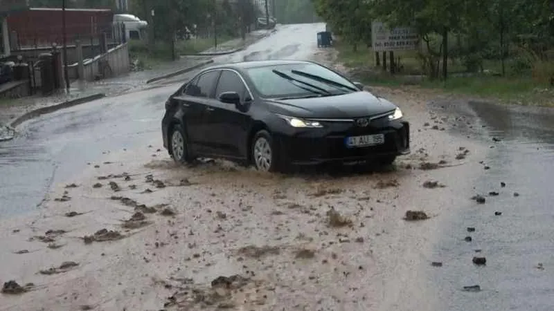 Kocaeli'de yollar çamur ve taş içinde kaldı