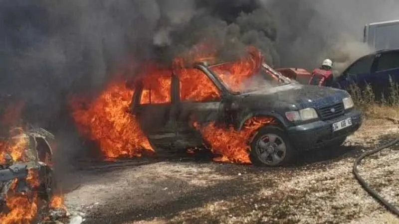 Malatya'da ot yangını otoparka sıçrayınca araçlar yanarak hasar gördü