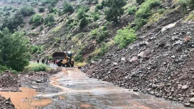 Artvin’de sağanak heyelan ve su baskınlarına neden oldu
