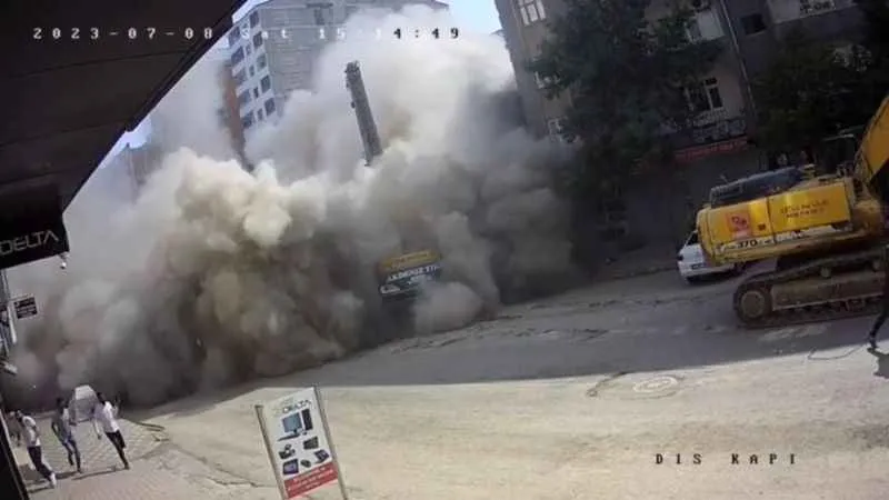 Ağır hasarlı bina tek dokunuşla yerle bir oldu, o anlar güvenlik kamerasında