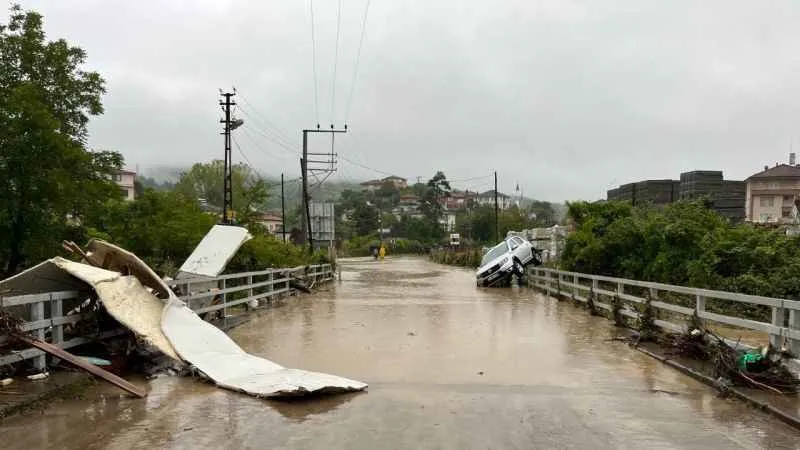 Bartın’da dere yatakları taştı, ev ve iş yerleri su altında kaldı