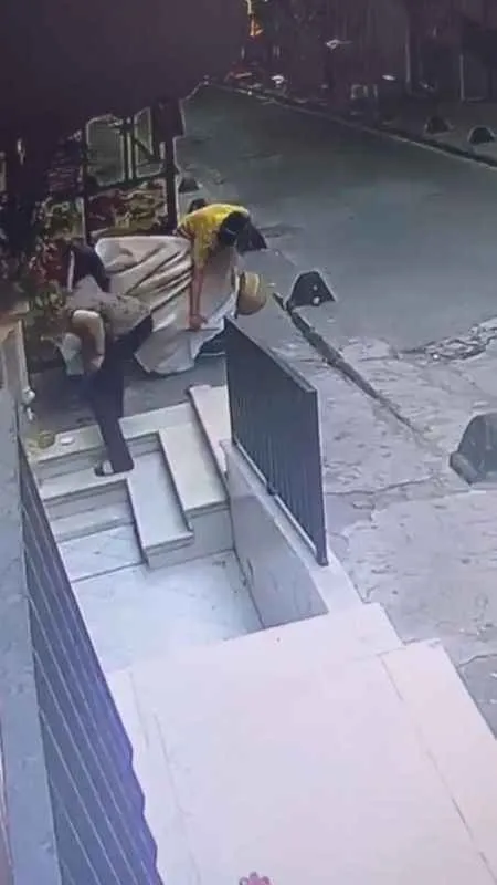 Beyoğlu’nda film gibi olay: Yardımsever esnaf hırsıza televizyon çalarken yardım etti