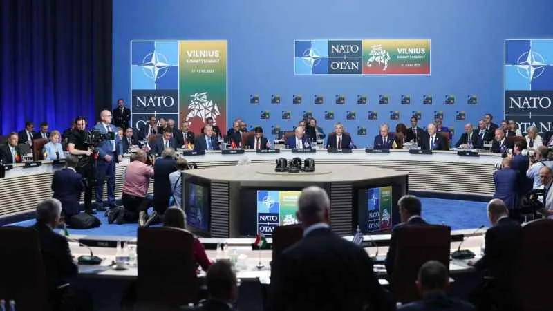 NATO liderleri zirvenin ilk oturumuna katıldı