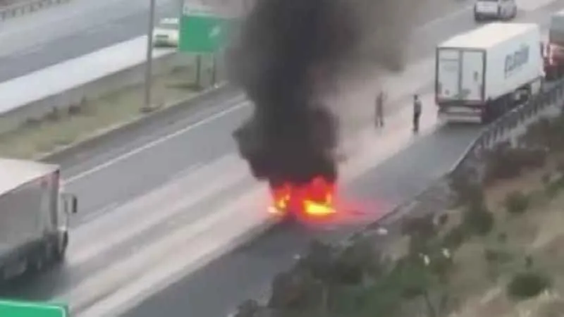 Adana’da otoyolda motosiklet alev topuna dönüştü