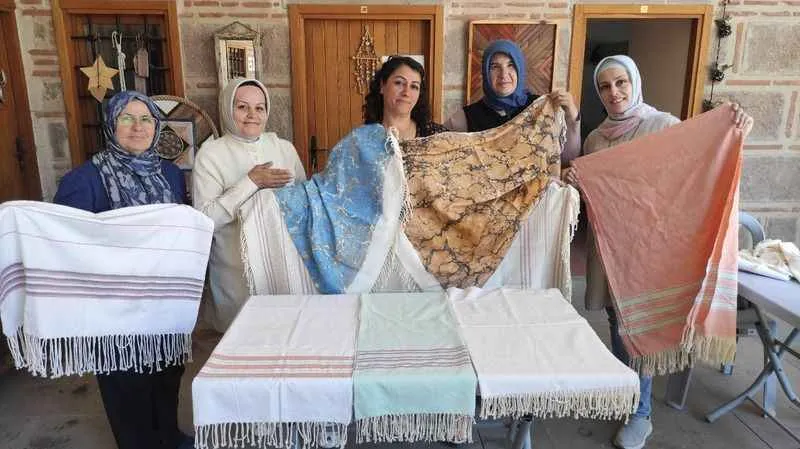 650 yıllık Manisa Bezi ebru sanatıyla renklendi