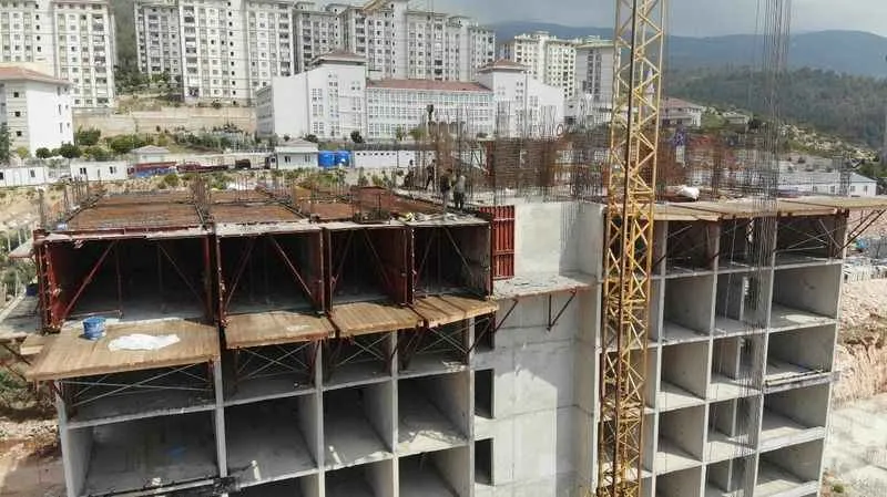 Depremin izleri siliniyor