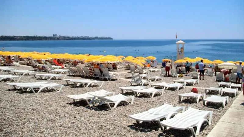 Antalya’da termometreler 46’yı gösterdi, sahil ve sokaklar boşaldı