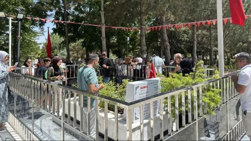 15 Temmuz Şehidi Ömer Halisdemir'in kabrine ziyaretçi akını