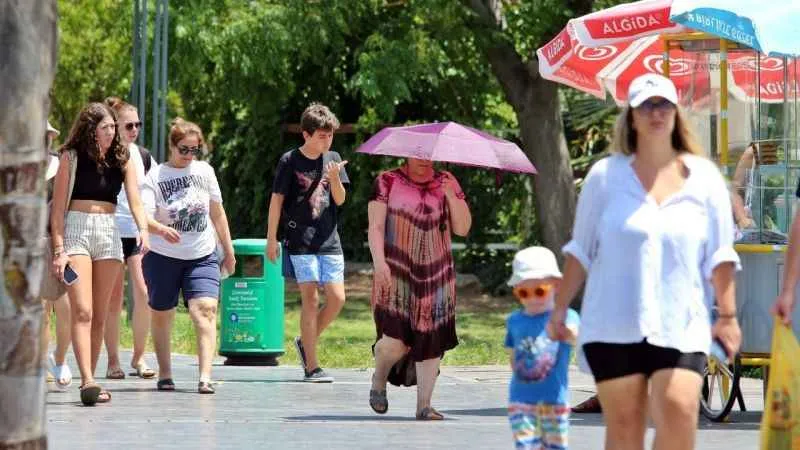 Termometreler 45 dereceyi gösterdi, yağmurdan kaçar gibi El Nino'dan kaçtılar