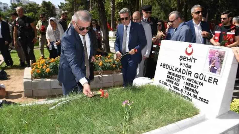 15 Temmuz'un 7. yıl dönümünde şehitler Antalya'da da mezarı başında anıldı