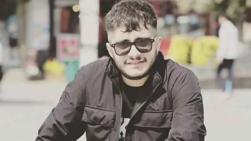 Genç şarkıcı Erkan Doğanay sahne çıkışı silahlı saldırıya uğradı