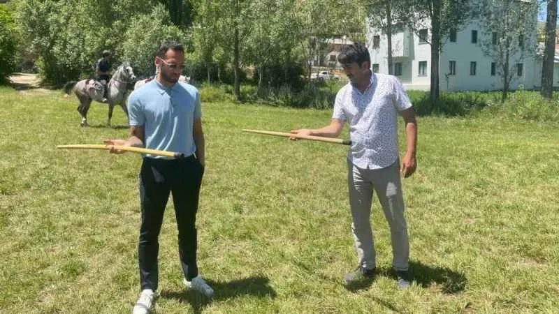 Milli futbolcu Çalhanoğlu memleketi Bayburt'ta at binip cirit oynadı