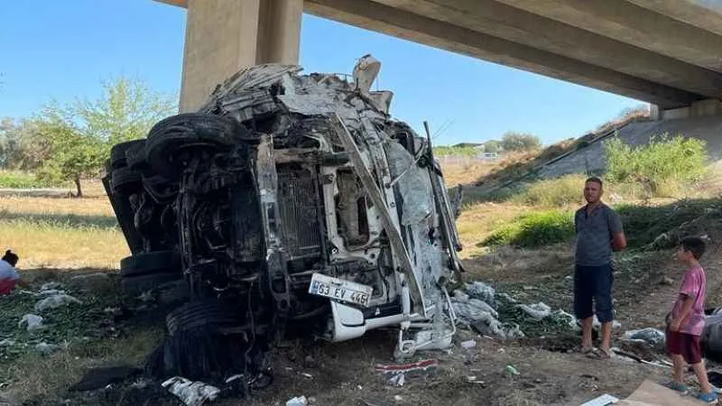 Lastiği patlayan kamyon viyadükten uçtu: 3 yaralı