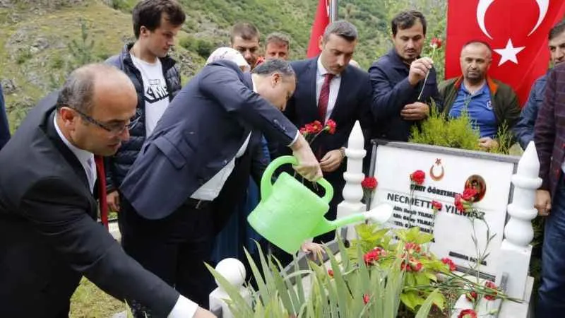 Şehit öğretmen Necmettin Yılmaz kabri başında anıldı