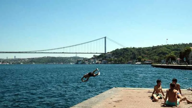 Sıcaktan kavrulan İstanbullular soluğu Boğaz'da aldı