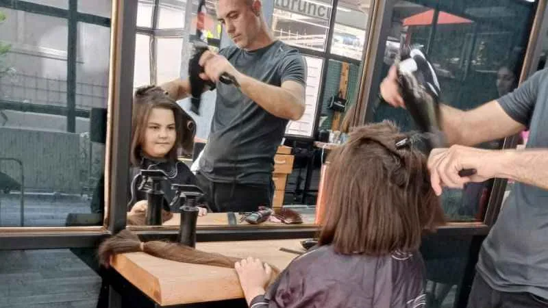 Lösemi hastaları için saçlarını bağışladı
