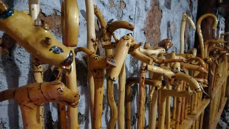 Kurumuş ağaç dalları ve kökleri sanata dönüşüyor