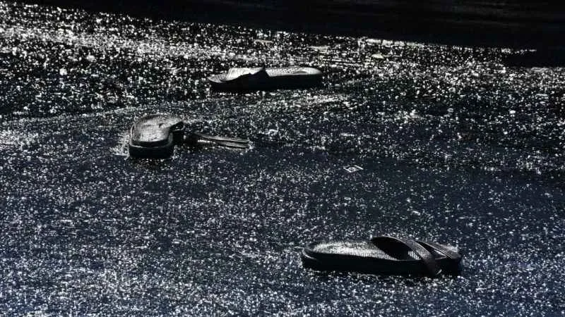 Kuşadası'nda terlikler asfalta yapıştı