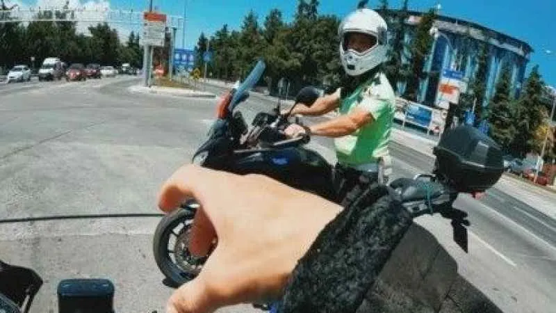 Trafik polisinden hız yapan motosikletli gence baba öğüdü
