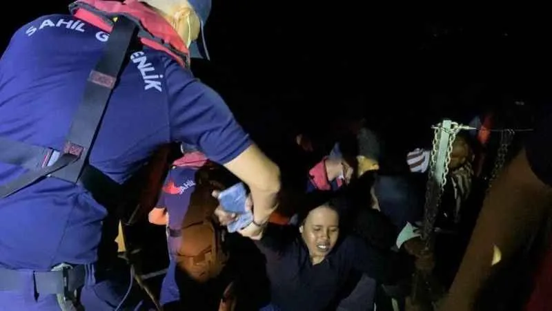 Yunanların geri ittiği göçmenleri Sahil Güvenlik kurtardı