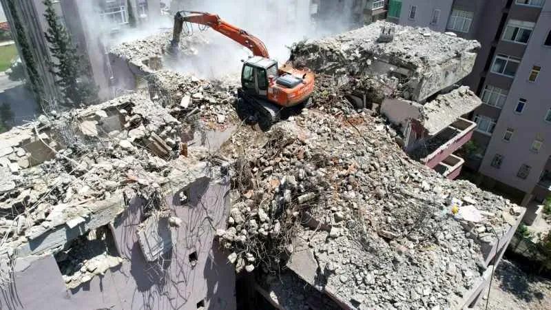 Adana'da yıkılan binalarda dere çakılı kullanılmış