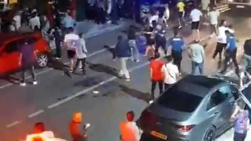 Çay bahçesinden sokağa taşan kavgada 15 kişi bir birine girdi