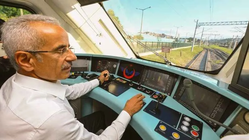 Bakan Uraloğlu, kokpitine geçtiği Milli Elektrikli Tren’i test etti