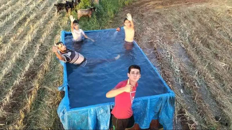 Traktör römorkunu havuza çevirdiler