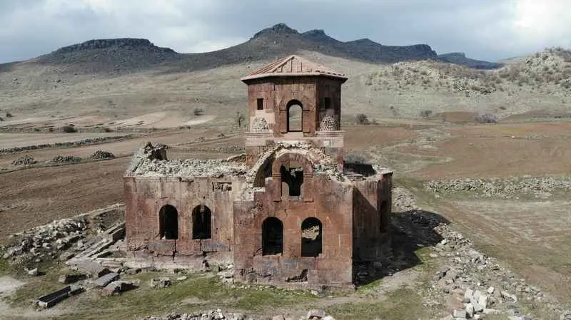 Bin 500 yıllık Kızıl Kilise ziyaretçilerini büyülüyor