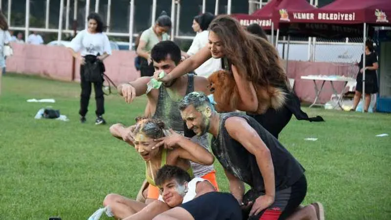Kemer’de ‘renkli’ festival