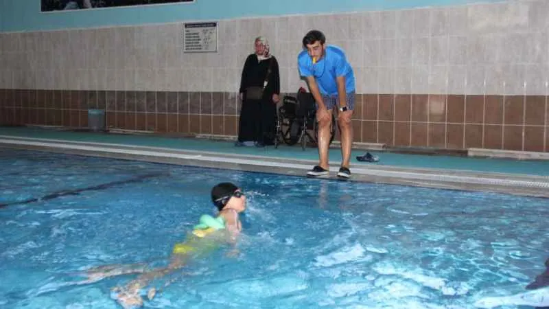 Enkazdan yaralı çıkan hastalara suda fizik tedavi