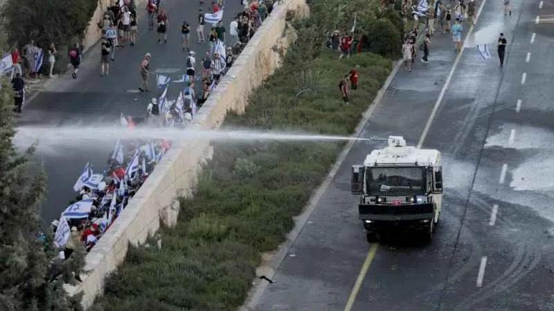 İsrail’de tartışmalı yasa tasarısının onaylanması sonrası sokaklar karıştı