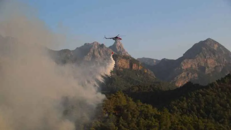 Turizm merkezi Kemer'deki orman yangınına havadan müdahale başladı