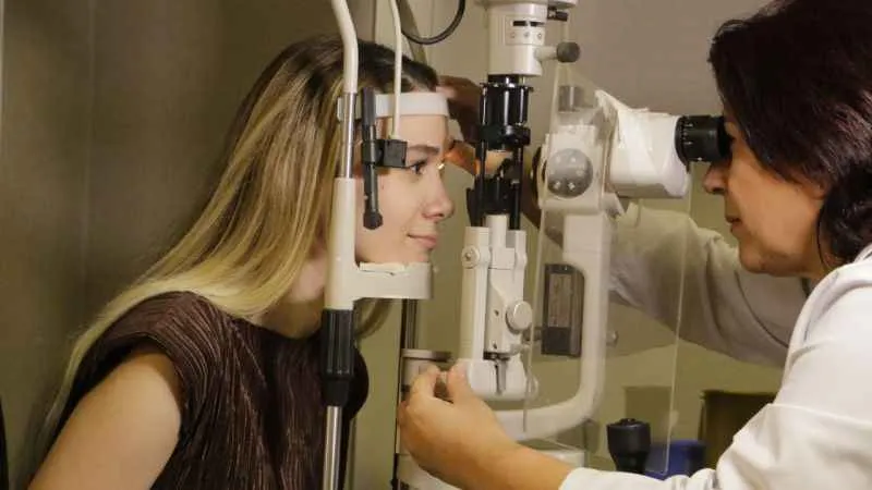 Göz bozukluklarında lazer için başvuranların yaşı 13'e kadar düştü