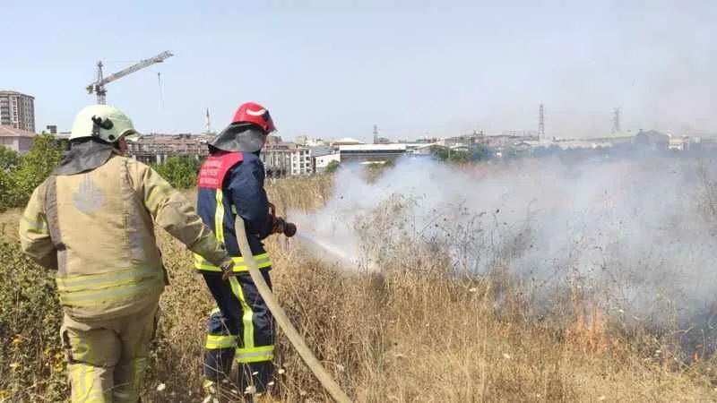 Sultangazi'de otluk alanda yangın paniği