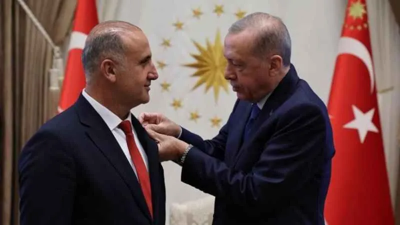 İncirliova Belediye Başkanı Kaya’ya rozetini Cumhurbaşkanı Erdoğan taktı